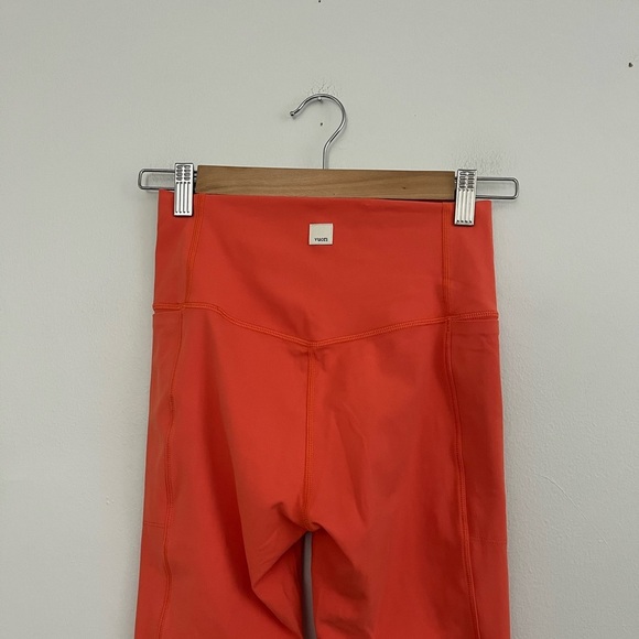 Vuori Pocket Grapefruit Orange Leggings - Picture 4 of 6